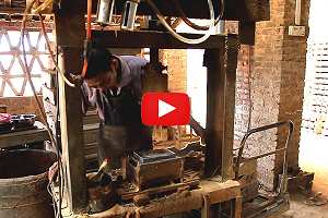 Video: Herstellung von Bonsaischalen - Pressen von 20 Mio. Schalen pro Jahr