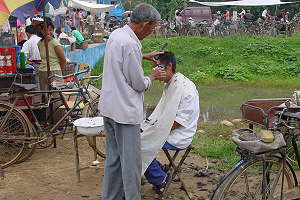 Pottery city of Yixing (China) - Open-air hairdresser on the market